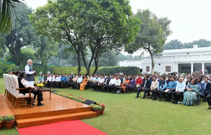 -pm-modi-meets-pmo-during-diwali-milan-function-at-lok-kalyan-marg-6